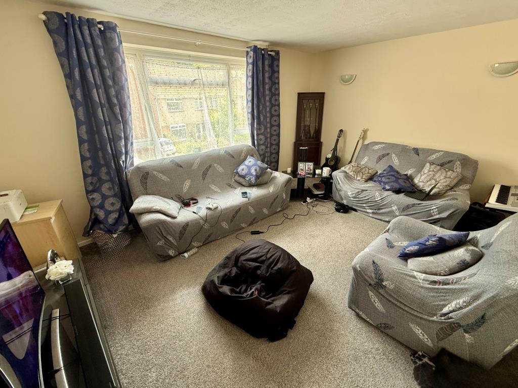 Lot: 36 - FREEHOLD MIXED USE BLOCK FOR INVESTMENT WITH DEVELOPMENT POTENTIAL - 78 Holland Road living room